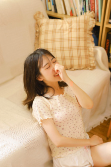两片肥肉中间溪水潺潺